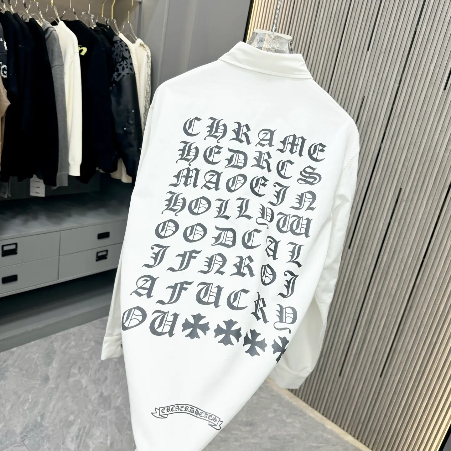 🅿️290 new arrival🆕 CH Crow Heart Horseshoe printing technology with hardware fasteners | Mid-length shirt jacket with lapel, horseshoe logo woven; letter logo buttons, the upper body effect is straight and stylish; cuff buttons are all cross buttons, and the inside is hemmed; noteworthy details are closed, the square mark on the hem must be a three-line motorcycle, not a flat machine sewing. One piece is overweight, this quality is only available in red Color: Black White Size: S-xxl